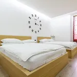 Apartment I Della *